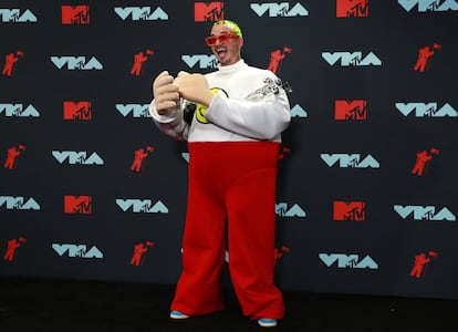 El reguetonero J Balvin posa disfrazado con sus premios de esta edición de los MTV Music Awards.