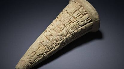 Un cono de terracota sumerio datado en el 2.200 años a.C
 