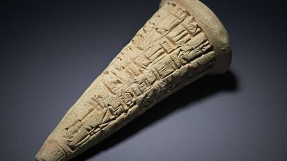Un cono de terracota sumerio datado en el 2.200 años a.C