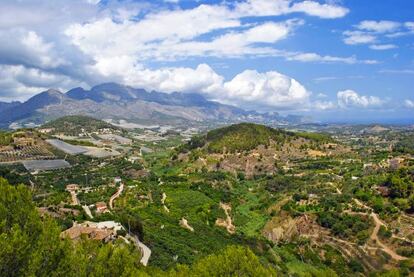 Vistas desde las montañas que rodean Polop.