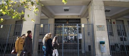 Varios estudiantes, frente a la fachada de la residencia universitaria San Hermenegildo de Sevilla.