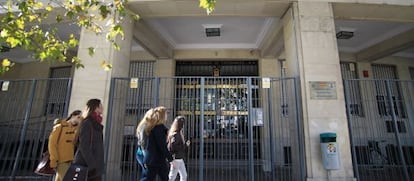 Varios estudiantes, frente a la fachada de la residencia universitaria San Hermenegildo de Sevilla. 