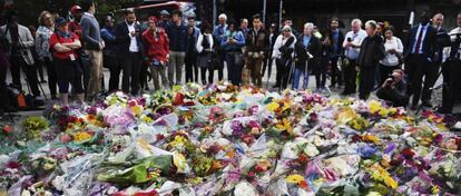 Homenaje a las v&iacute;ctimas del atentado terrorista del pasado s&aacute;bado en la capital brit&aacute;nica, cerca del puente de Londres.