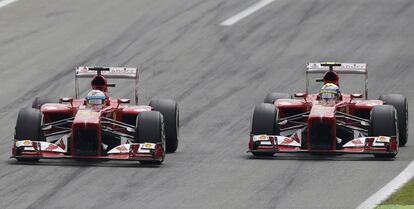 Fernando Alonso rueda en paralelo con Felipe Massa.