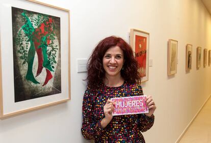 Raquel Marín, en la exposición de Logroño con sus ilustraciones publicadas en EL PAÍS.