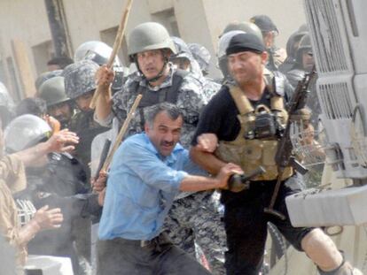 Las fuerzas de seguridad iraquíes entran en el campo Ashraf, en 2009.