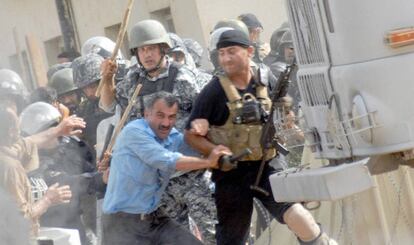 Las fuerzas de seguridad iraquíes entran en el campo Ashraf, en 2009.