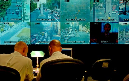 Policías controlan monitores de vigilancia, el 9 de julio de 2005, dos días después de los atentados de Londres.
