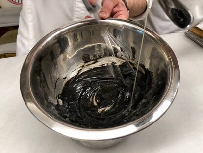 PREPARANDO LA HOLANDESA DE TIINTA DE CALAMAR / CAPEL