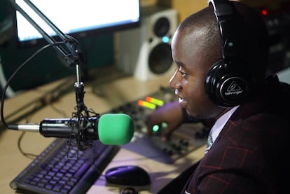 Rodrick Mwale grabando el programa de radio desde el estudio de YONECO FM en Zomba.