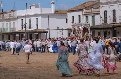 Peregrinos de la Hermandad de Villamanrique junto a la carreta que porta el Simpecado se dirigen hacia la ermita para la presentación ante la Virgen del Rocío.