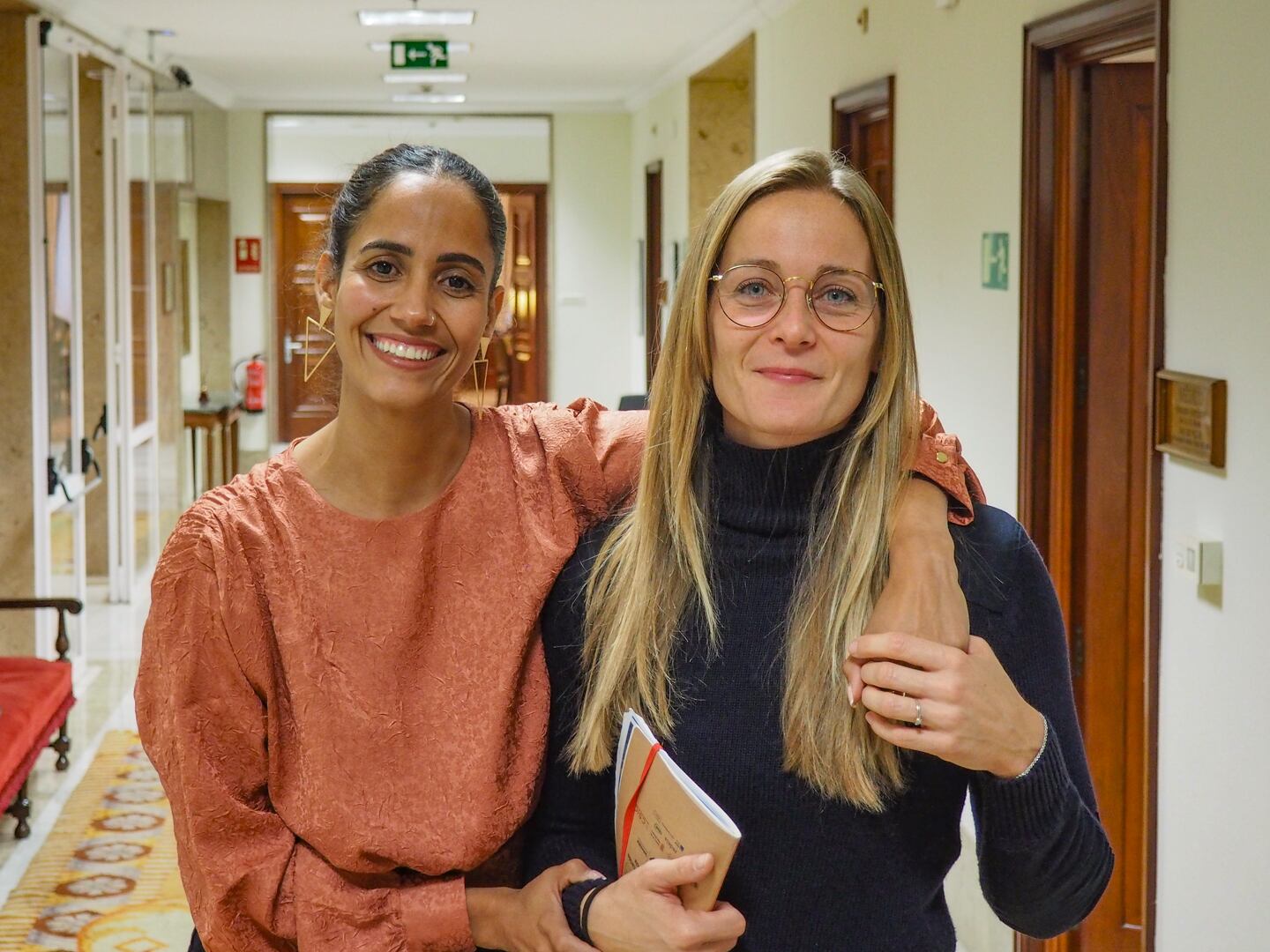 Tesh Sidi, diputada del grupo parlamentario Sumar (izquierda), y la divulgadora científica Francesca Favaro (derecha).