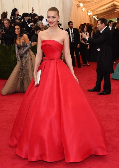 Arizona Muse, con un look muy lady en rojo de Zac Posen.