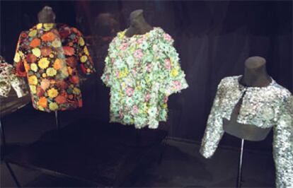 Algunos de los trajes que se muestran en la nueva exposición de la Fundación Balenciaga en Getaria.