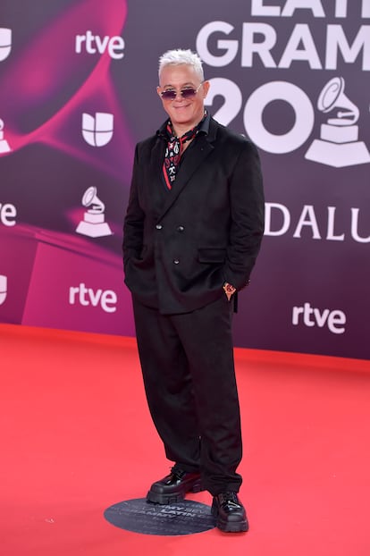 Muchos de los artistas posaron con gafas de sol. En la imagen, Alejandro Sanz, que las combin con un traje negro y un pa?uelo anudado en el cuello.