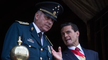 El general Salvador Cienfuegos junto a Peña Nieto, en 2016.