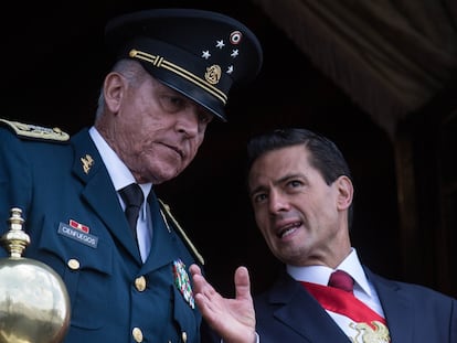 El general Salvador Cienfuegos, junto a Peña Nieto en 2016.