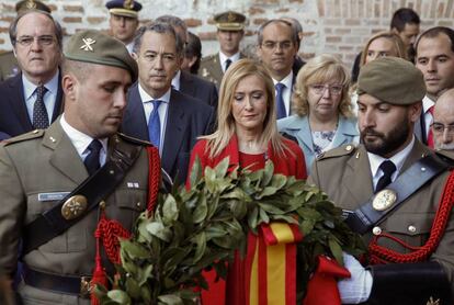 Cristina Cifuentes durante la ofrenda floral del dos de mayo.