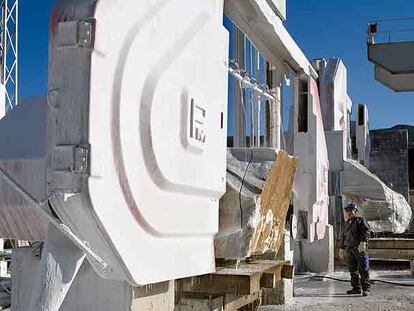Instalaciones de una de las canteras que explota Tino en Macael (Almería).