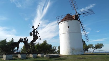 Un molino de viento junto a un perfil metálico de Don Quijote, cerca de Almodóvar del Campo (Ciudad Real).
 