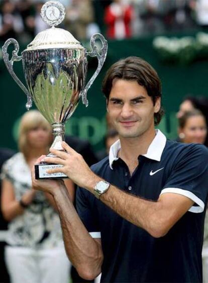 Roger Federer posa con el trofeo de campeón del torneo de Halle