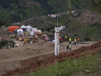 La llamada de una senderista el pasado domingo desencadenó una operación sin precedentes para sacar con vida de un pozo a Julen. EL PAÍS reconstruye los trabajos