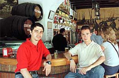 Juan Antonio Verdugo (izquierda) y Juan José Nicasio, en una tasca de El Puerto de Santa María.