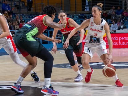 Queralt Casas bota el balón ante Cyesha Goree durante el partido entre España y Hungría, este domingo en el Pabellón de Deportes Carolina Marín de Huelva.