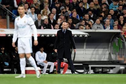 El entrenador del Real Madrid Zinedine Zidane reacciona en un momento del partido.