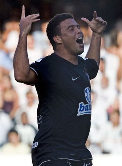 Ronaldo celebra un gol con el Corinthians.