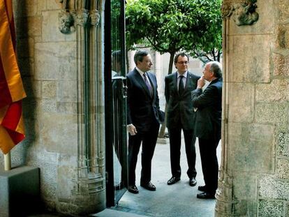 Mario Draghi, a la izquierda, conversa en el Pati dels Tarongers, con Mas y Fernández Ordóñez.