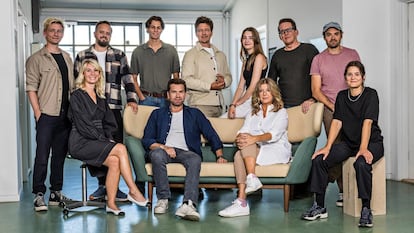 El reparto de 'Familias como la nuestra' de Thomas Vinterberg, que posa en el centro con chaqueta clara.