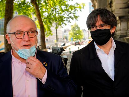 Lluís Puig, a la izquierda, junto al expresidente catalán Carles Puigdemont, el pasado mes de julio.