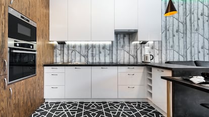 Artículo de EL PAÍS Escaparate que describe el papel pintado autoadhesivo floral para la cocina top ventas en Amazon.