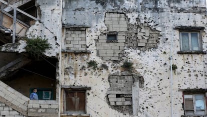 Imagen de un niño en un edificio de Beirut tomada el pasado 13 de abril, día del 41 aniversario de la guerra civil.
