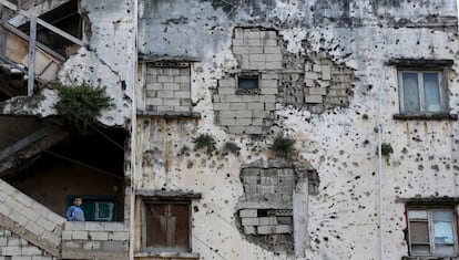 Imagen de un ni&ntilde;o en un edificio de Beirut tomada el pasado 13 de abril, d&iacute;a del 41 aniversario de la guerra civil.