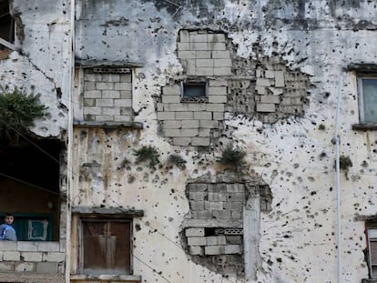 Imagen de un ni&ntilde;o en un edificio de Beirut tomada el pasado 13 de abril, d&iacute;a del 41 aniversario de la guerra civil.