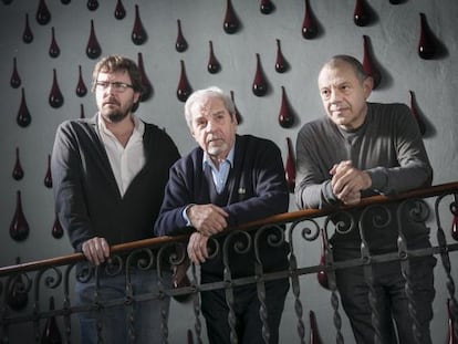 Juan Mars&eacute;, en el centro, junto al director de &#039;Adios a mi infancia&#039;, Oriol Broggi, y Lluis Pascual, director artistico del teatro Lliure. 