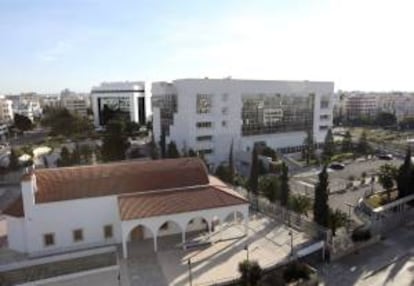 La sede del Banco Central de Chipre (c-d) y del Banco de Chipre (detrás), en Nicosia, Chipre, hoy
