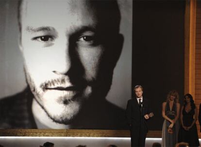Christopher Nolan recoge el Globo de Oro en honor a Heath Ledger.