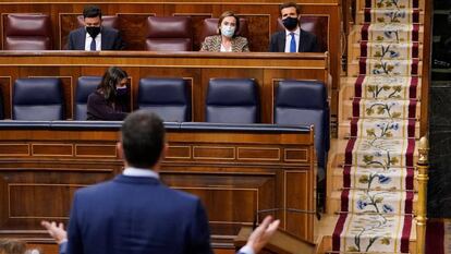 El presidente del Gobierno, Pedro Sánchez, se dirige al líder del PP, Pablo Casado, en el Congreso, el pasado miércoles.