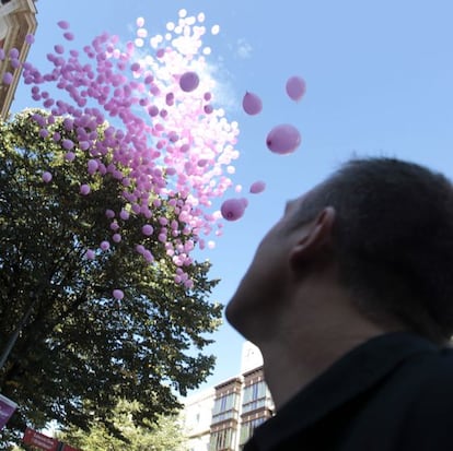 Solidaridad con el cáncer de mama, en Bilbao, con la suelta de globos rosas.