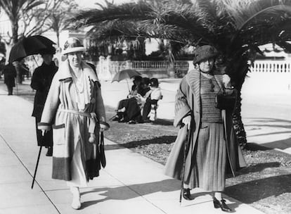 Dos mujeres de la alta sociedad británica en la Promenade des Anglais de Niza, en el invierno de 1930.