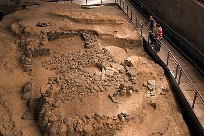 Los visitantes observan los restos de la construcción realizada por los habitantes prehispánicos canarios.