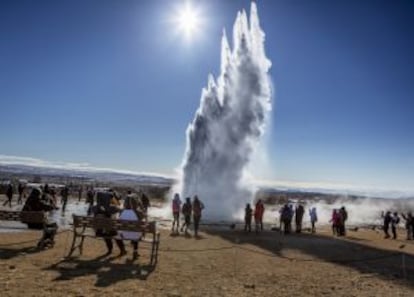 Géiser Strokkur, en la zona geotermal cercana al río Hvita, en el valle de Haukadalur (Islandia).