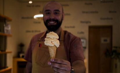 El 'gelatiere' José Luis Cervantes 'Joe', muestra un helado de caramelo con sal.