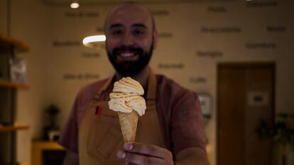 El 'gelatiere' José Luis Cervantes 'Joe', muestra un helado de caramelo con sal.