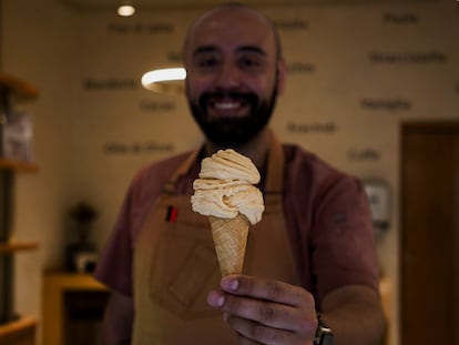 El 'gelatiere' José Luis Cervantes 'Joe', muestra un helado de caramelo con sal.