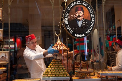 Escaparate de Hafiz Mustafa, pastelería establecida desde 1864 en el primer tramo de İstiklal (Estambul).