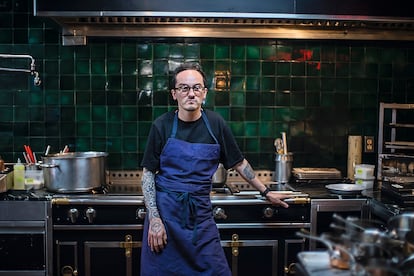 El chef mexicano Lucho Martínez en la cocina de su restaurante, el 21 de febrero,en Ciudad de México.